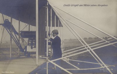 Den amerikanske flyver Orville Wright inspicerer motoren på sit fly (s/h foto) af Photographer German