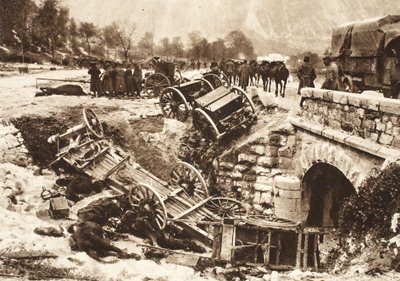 En italiensk ammunitionskonvoj på en forsyningsrute nær Udine taget under tysk artilleribeskydning (s/h foto) af Photographer German