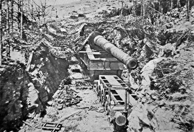 Big Bertha, en af flere gigantiske tyske kanoner monteret på jernbanespor under Første Verdenskrig af Photographer German