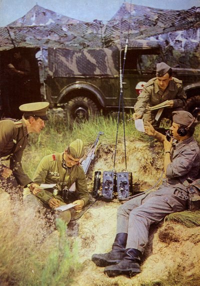 Våbenkammerater er klassebrødre, sammen er de uovervindelige (farvefoto) af Photographer German