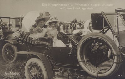Kronprinsesse Cecilie og prinsesse August Wilhelm af Tyskland på en Zeppelin landingsplads (s/h foto) af Photographer German