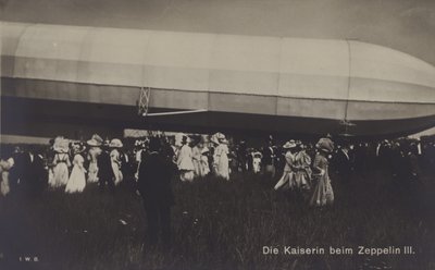 Kejserinde Victoria Augusta af Tyskland med Zeppelin LZ III (s/h foto) af Photographer German