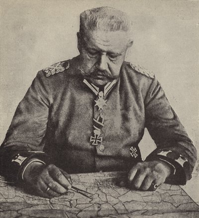 Feltmarskal von Hindenburg studerer et kort (s/h foto) af Photographer German