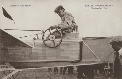Den franske flyver Hubert Latham ved kontrollen af sit fly, Tempelhof flyveplads, Berlin, september 1909 (s/h foto) af Photographer German