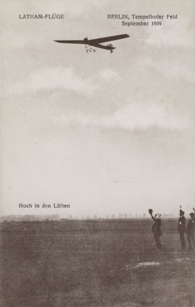 Fransk flyver Hubert Latham flyver over Tempelhof flyveplads, Berlin, september 1909 (s/h foto) af Photographer German