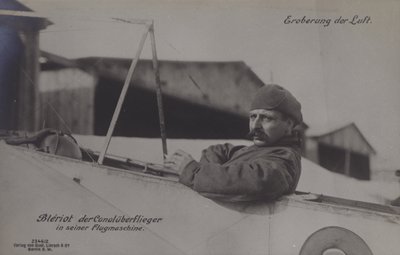 Den franske flyver Louis Bleriot, den første, der fløj over Den Engelske Kanal, i sit monoplan (s/h-foto) af Photographer German