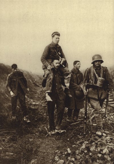 Tysk infanterist med et bensår, der blev båret fra slagmarken af britiske fanger, Første Verdenskrig af Photographer German
