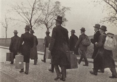 Tyske jernbanearbejdere udvist fra Ruhr for at deltage i kampagnen for civil ulydighed under den franske besættelse, august 1923 (s/h foto) af Photographer German