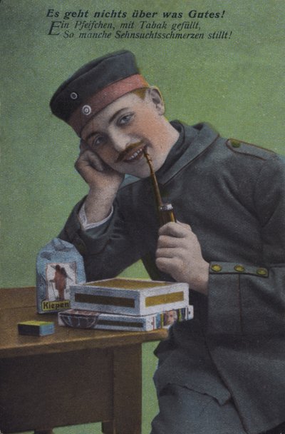 Tysk soldat ryger sin pibe (farvet foto) af Photographer German