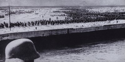 Tysk soldat undersøger allierede fanger på stranden ved Dunkerque, Frankrig, Anden Verdenskrig, juni 1940 (s/h foto) af Photographer German