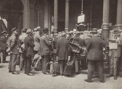 Hyperinflation i Weimar Tyskland: medlemmer af offentligheden i kø uden for Reichsbank i Berlin med kufferter til at bære deres penge, juli 1923 (s/h foto) af Photographer German