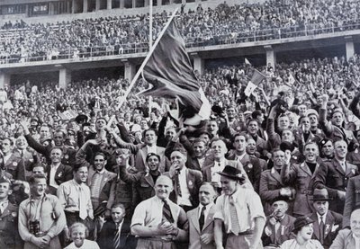 Italienske fans støtter deres atleter på stadion ved De Olympiske Lege, Berlin, Tyskland af Photographer German