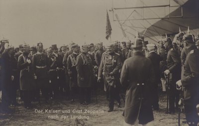 Kaiser Wilhelm II og den tyske luftskibskonstruktør Graf Ferdinand von Zeppelin efter landingen af et af Zeppelins luftskibe (s/h foto) af Photographer German