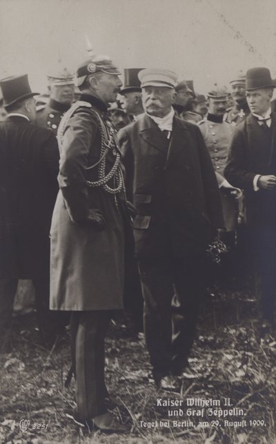 Kaiser Wilhelm II og den tyske luftskibskonstruktør Graf Ferdinand von Zeppelin på Tegel flyveplads, Berlin, 29. august 1909 (s/h foto) af Photographer German