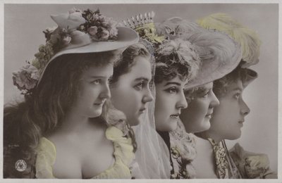 Linje af kvinder i historisk kjole (farvefoto) af Photographer German