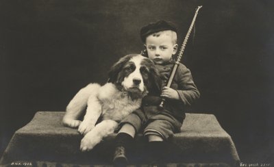 Lille dreng med hund (s/h foto) af Photographer German