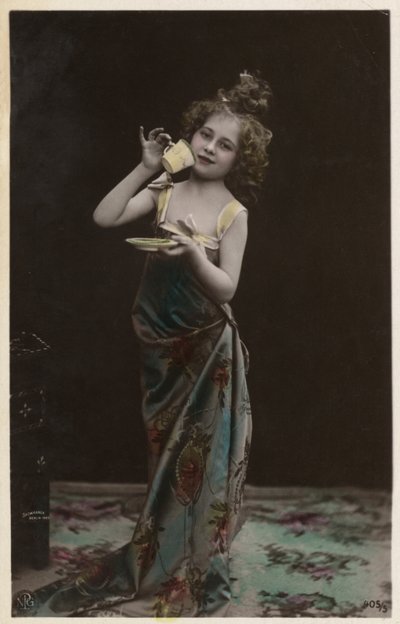 Lille pige udklædt og drikker te (farvefoto) af Photographer German