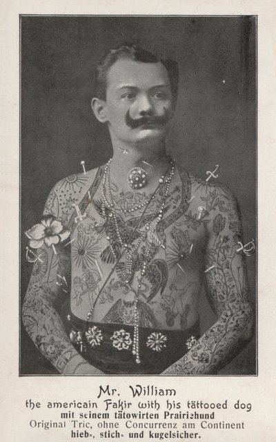 Mr. William, den amerikanske fakir med sin tatoverede hund (s/h-billede) af Photographer German