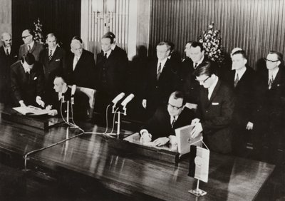Den 26. maj 1972 blev Trafiktraktaten, den første statstraktat mellem Den Tyske Demokratiske Republik og Forbundsrepublikken Tyskland, underskrevet i DDRs hovedstad, Berlin (s/h foto) af Photographer German