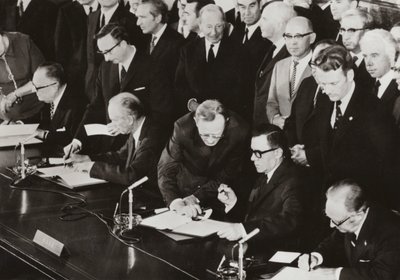 Den 3. juni 1972 underskrev de fire magters udenrigsministre den endelige protokol til firepartsaftalen om Vestberlin i den bygning, som tidligere blev brugt af det allierede kontrolråd i den amerikanske del af Vestberlin (s/h foto) af Photographer German