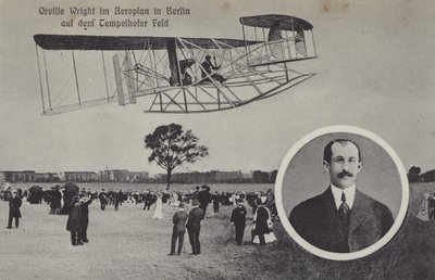 Orville Wright flyver med sit fly over Temelhof flyveplads, Berlin (s/h foto) af Photographer German