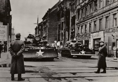 Særligt alvorlige provokationer blev startet mellem 24. og 28. oktober 1961, da tungt bevæbnede amerikanske soldater, støttet af kampvogne, gentagne gange overtrådte den Tyske Demokratiske Republiks statsgrænse (s/h foto) af Photographer German