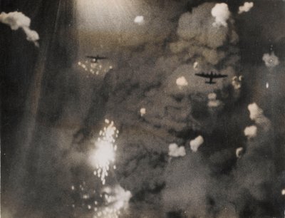 Foto taget, da Royal Air Force Lancasters angreb Dresden (s/h foto) af Photographer German