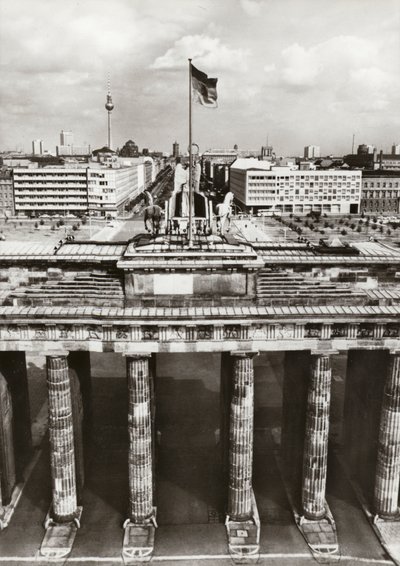 Beskyttet af sikre grænser er opførelsen af DDR-hovedstaden i gang (s/h-foto) af Photographer German