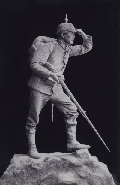 Skulptur af en tysk soldat fra første verdenskrig, der kigger hen over slagmarken (s/h foto) af Photographer German
