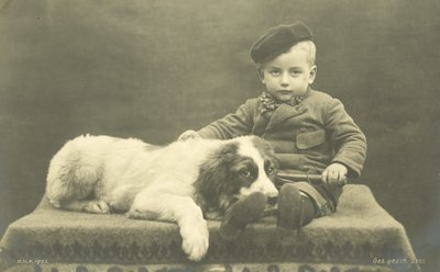 Lille dreng med sin hund (s/h foto) af Photographer German