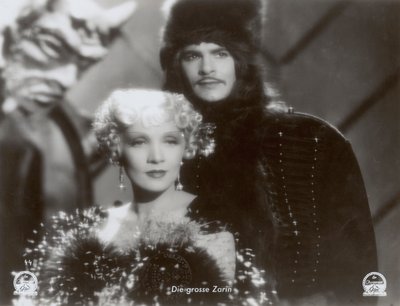 Stillbillede fra filmen "The Scarlet Empress" med Marlene Dietrich og John Lodge af Photographer German