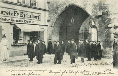 Studenterkor synger på gaden i Jena, Tyskland (s/h foto) af Photographer German