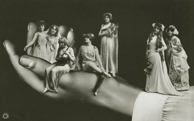 Surrealistisk hånd, der holder diverse kvinder (s/h-billede) af Photographer German