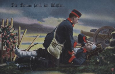 Solen gik ned i vest: en tysk soldat trøster sin døende kammerat på slagmarken (farvet foto) af Photographer German