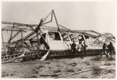 Ruinerne af Zeppelin LZ10 "Schwaben" efter dens ødelæggelse den 28. juni 1912 (s/h foto) af Photographer German