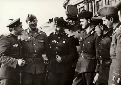 Soldaterne fra den nationale folkehær opretholder et tæt venskab med soldaterne fra den sovjetiske hær (s/h foto) af Photographer German