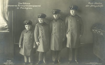 Kronprins Wilhelm af Tysklands sønner i militæruniform (s/h foto) af Photographer German