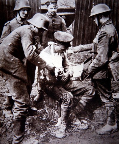 Tysk lægevagt fra første verdenskrig, der passede en såret britisk soldat på vestfronten af Photographer German