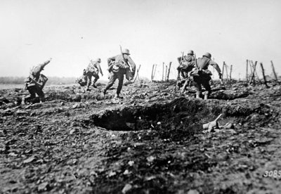 Tyske stormtropper fra første verdenskrig rykker frem mod Sedan med sække med granater slynget om halsen, vestfronten af Photographer German
