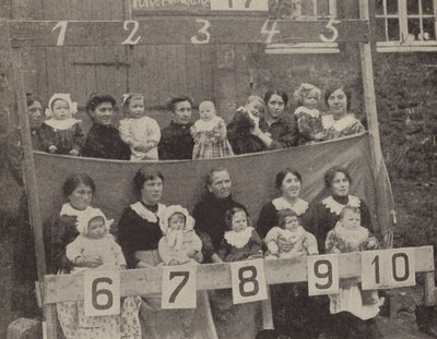 Kvinder og børn i det besatte Nordfrankrig poserer til et tysk fotografi (s/h-billede) af Photographer German