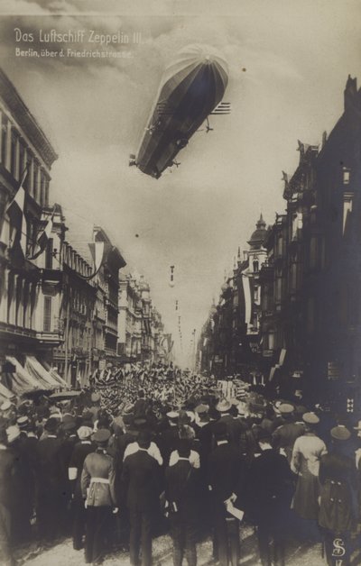 Zeppelin LZ III flyver over Friedrichstrasse, Berlin (s/h foto) af Photographer German