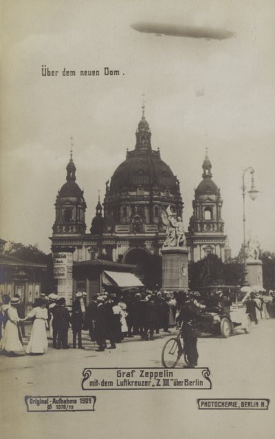 Zeppelin LZ III flyver over Berlins katedral af Photographer German