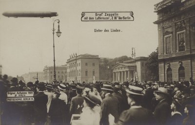 Zeppelin LZ III flyver over Unter den Linden, Berlin af Photographer German