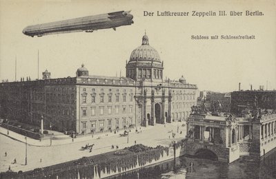 Zeppelin LZ III flyver over City Palace, Berlin (s/h foto) af Photographer German