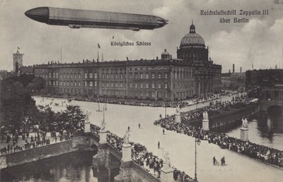 Zeppelin LZ III flyver over City Palace, Berlin (s/h foto) af Photographer German