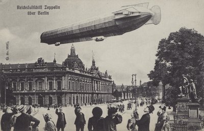Zeppelin luftskib flyver over Berlin (s/h foto) af Photographer German
