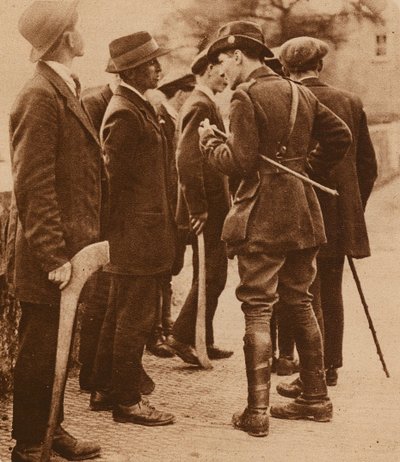 Sinn Fein-officer og rekrutter, Irland (s/h-foto) af Photographer Irish