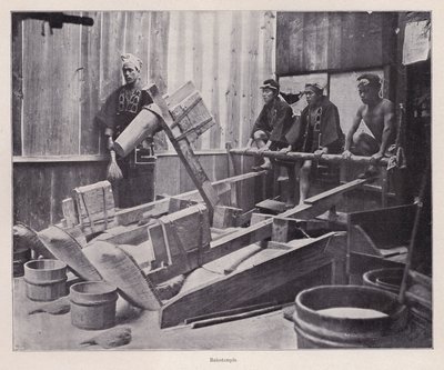 Afskalning af ris eller fremstilling af rismel ved hjælp af en rispudder, Japan (s/h-billede) af Photographer Japanese
