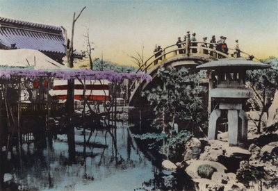 Japan, ca. 1912: Kameido-templets grund kendt for Wisteria-blomstring i maj og Drum Bridge i groung (foto) af Photographer Japanese
