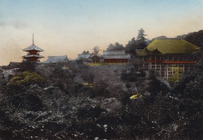 Japan, ca. 1912: Kiyomizu-templet er kendt for sin hængende scene på kanten af afgrunden og en fem-udsigt over byen Kyoto (foto) af Photographer Japanese